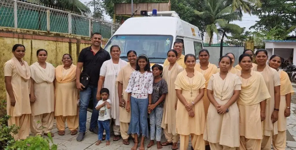 ambulanz-fahrzeug-schwester-martha-team-anju-india