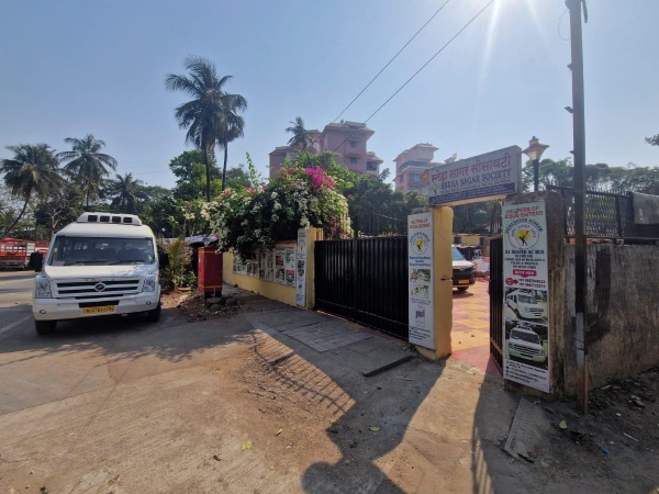 Anju-India Projekt in Mumbai vor Ort mit Schulbus und Eingangstor